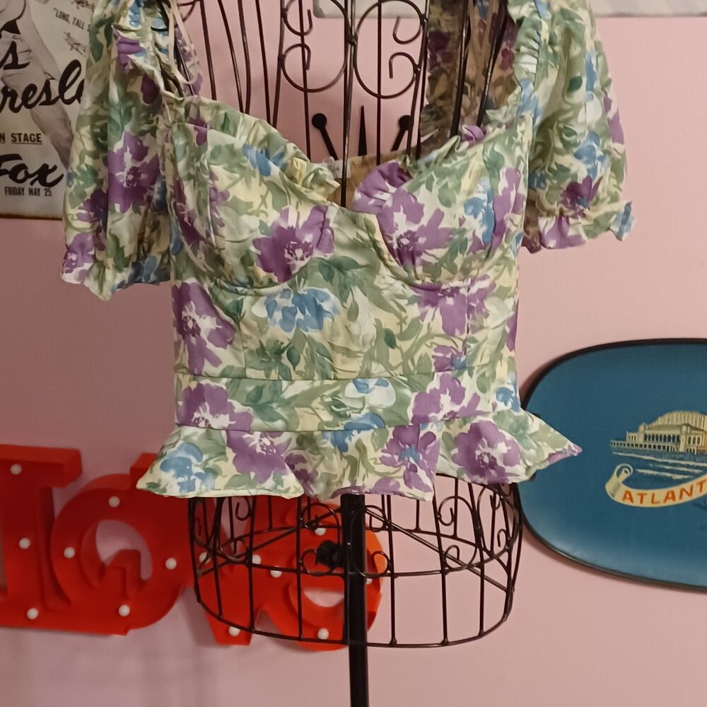 Floral Cropped Top NWT Size Medium